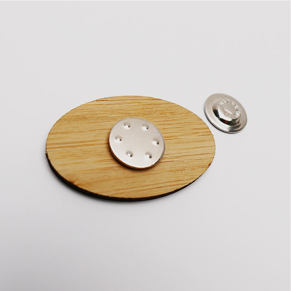 gravirovane_odznaky_oval_magnet.jpg